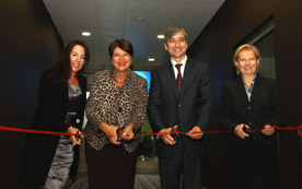 Petra Jenner, Microsoft; Renate Brauner, Vizebürgermeisterin Stadt Wien; Jean-Philippe Courtois, Microsoft, und Brigitte Jank, Wirtschaftskammer, eröffnen eine Rutsche in den modernen Arbeitsplatz.